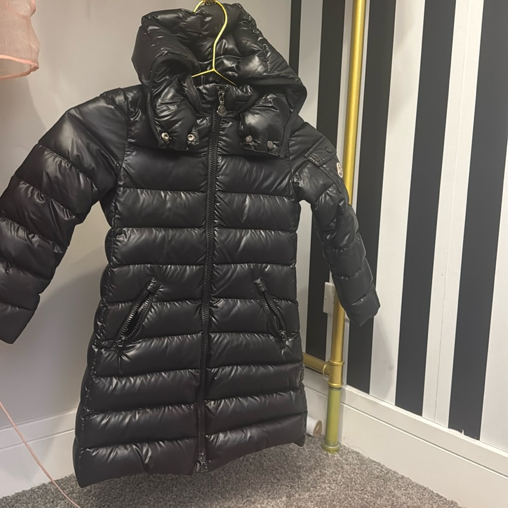 Kids Black Moncler coat size 5. Good condition.